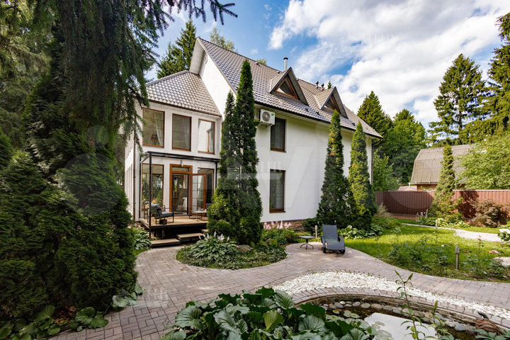 Дом 440 м² на участке 12,5 сот.