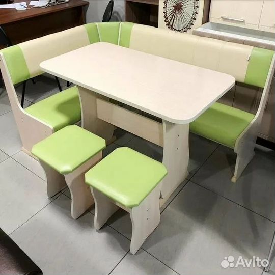 Кухонный угол со столом и табуретками
