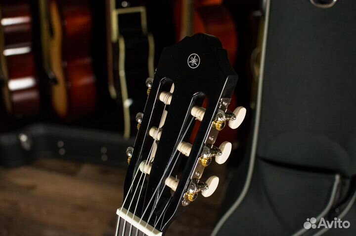 Классическая гитара Yamaha + Аксессуары