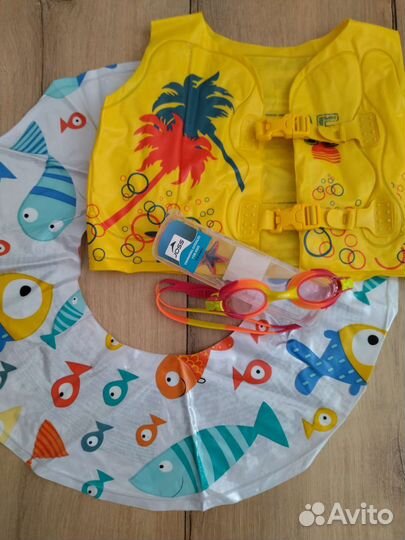 Очки, жилет, круг для плавания