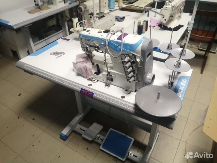 Плоскошовная швейная машина jack w4