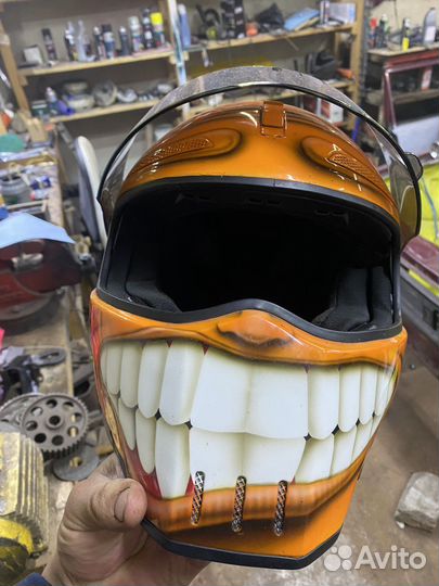 Шлем с улыбкой зубами