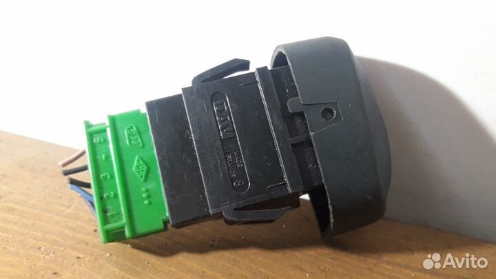 Кнопка центрального замка Рено Сценик 1