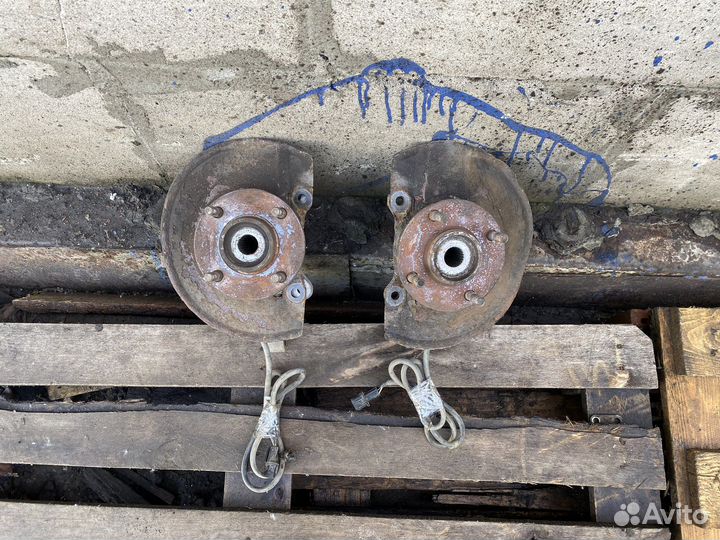 Поворотный кулак Mitsubishi lancer 9