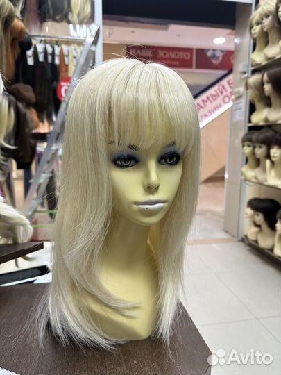 Парик натуральный блонд с челкой