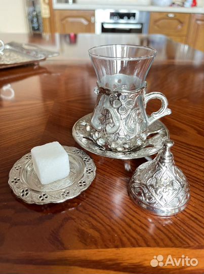 Стаканы армуды, металлический поднос