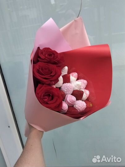 Клубника и цветы подарок для женщины Краснодар