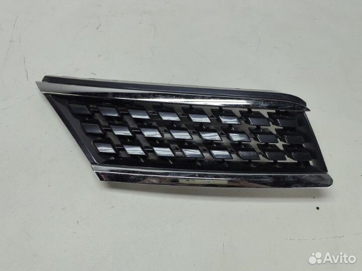 Решетка радиатора правая Nissan Tiida 2004