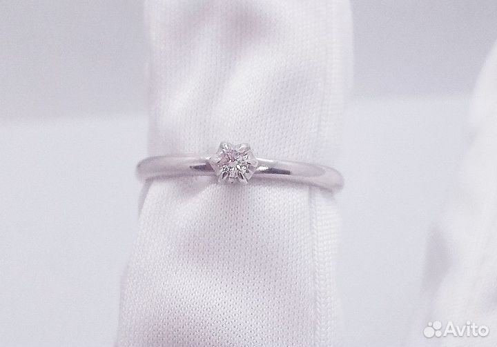 Золотое кольцо с бриллиантом 15,5р