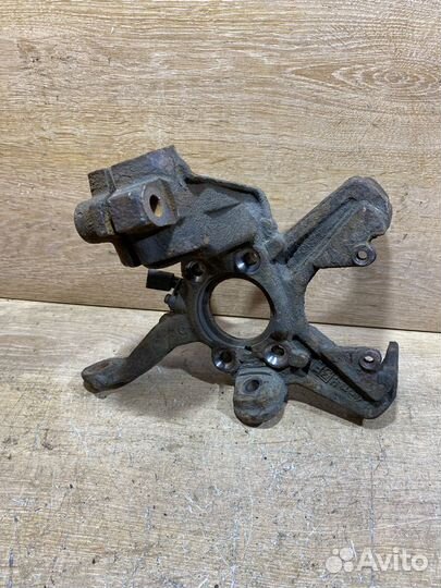 Поворотный кулак левый VW Jetta 5 X13