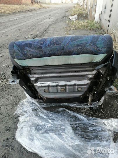 Передние сиденья nissan pulsar n15