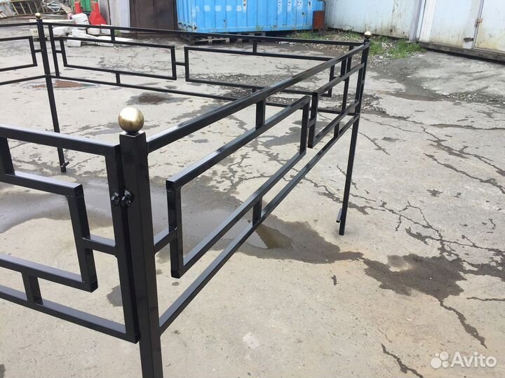 Оградки на кладбище, скамейки, лавочки