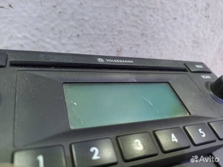 Магнитола 1JM035157D