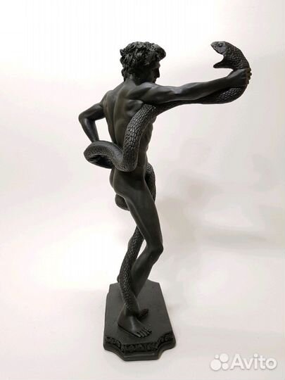 Скульптура Атлет и питон