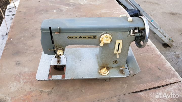 Продаю б/у швейную машинку Чайка-2