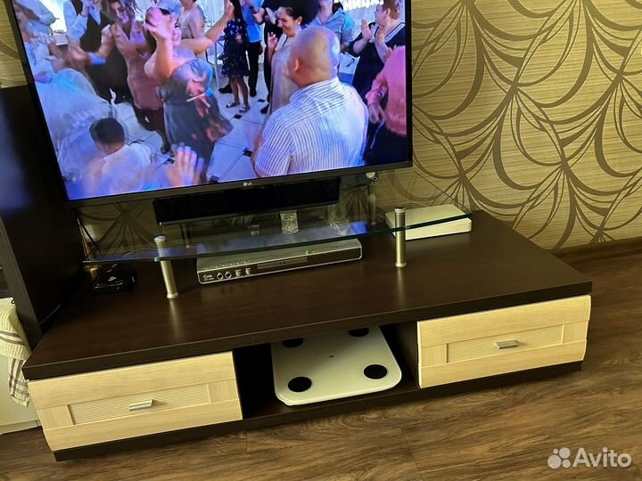 Тумба под телевизор и стеклянная подставка Лазурит