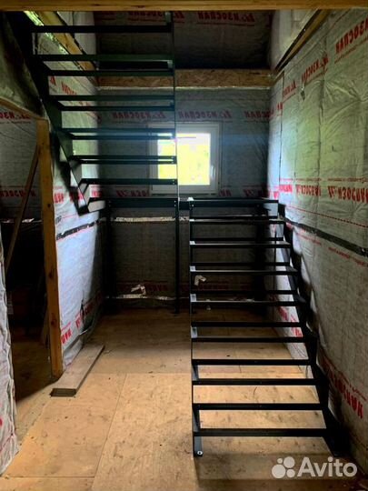 Облицовка лестничного металлокаркаса деревом