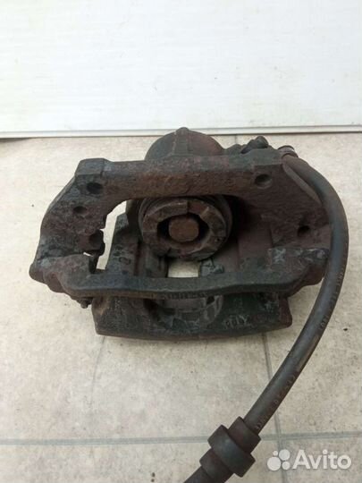 Суппорт тормозной передний правый Peugeot 605