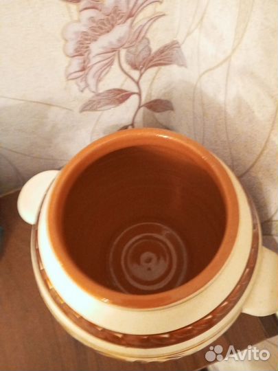 Глиняный горшок с крышкой