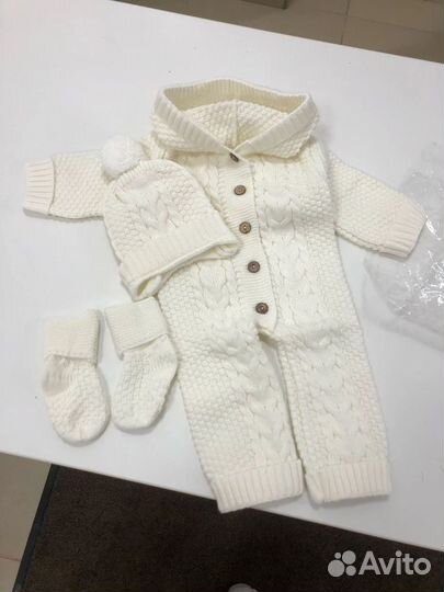 Вязаный комбинезон для новорожденного