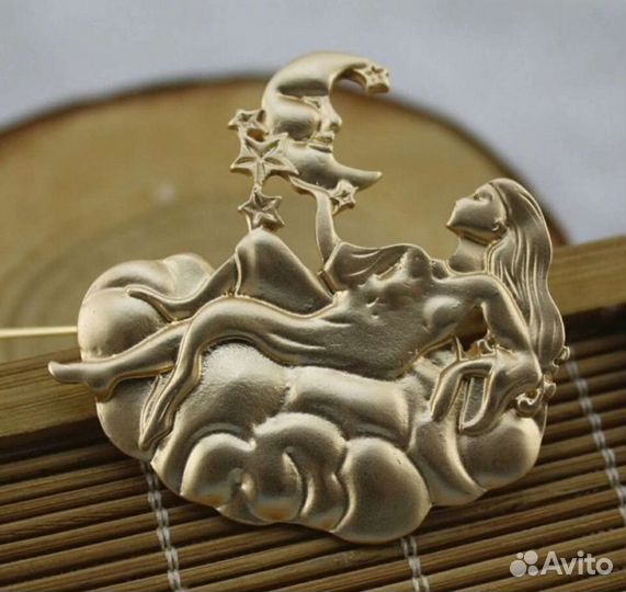 Брошь дама с полумесяцем Kirks Folly Style