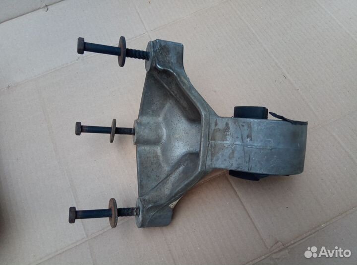 Передняя подушка двигателя Додж Стратус