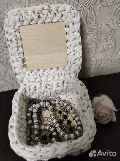 Шкатулка из трикотажной пряжи с кристаллами