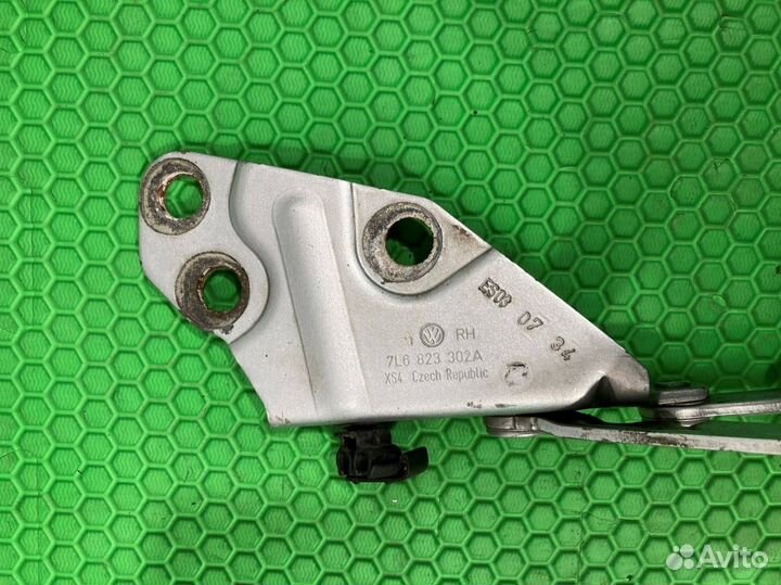 Петля капота правая Volkswagen Touareg 7L6 7L7 7LA