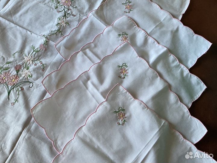 Скатерть и четыре салфетки к ней