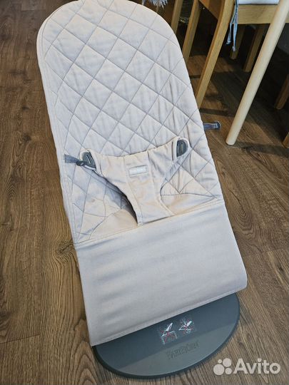 Шезлонг babybjorn с игрушкой