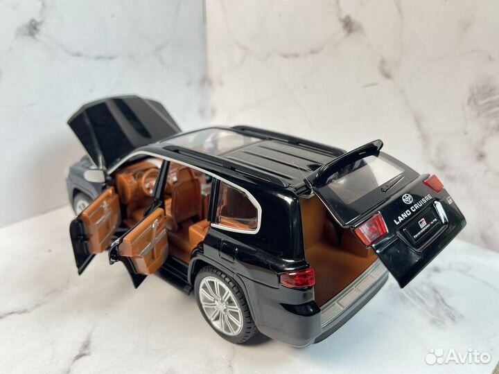 Модель машины Toyota Land Cruiser 300 1:24