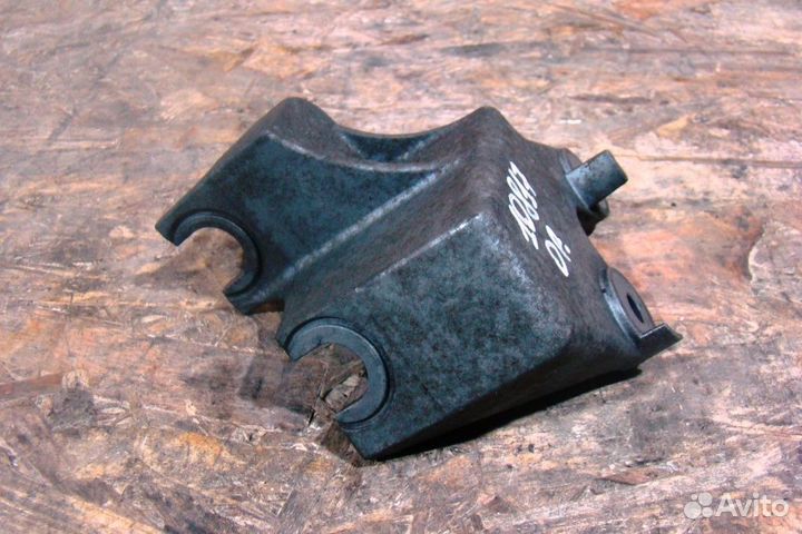 Opel Astra J Кронштейн крепления троса кпп