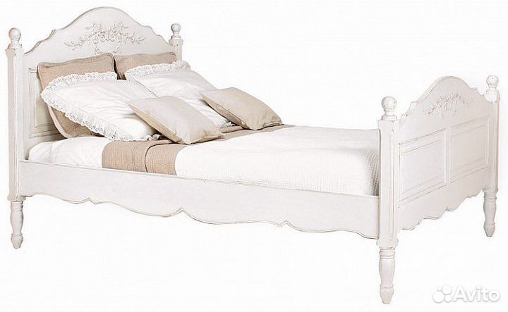 Кровать из дерева