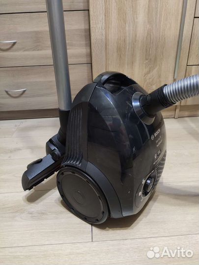 Пылесос Bosch с контейнером и мешком