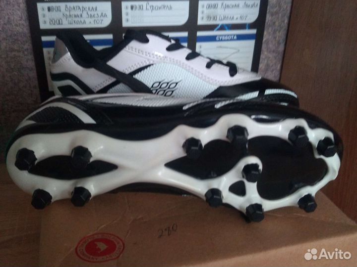 Футбольные бутсы, щитки футбольные