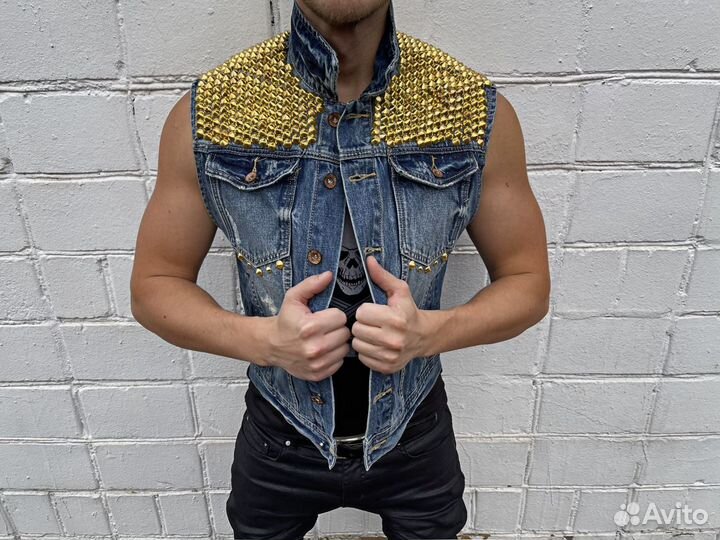 Джинсовая жилетка голубая с золотистыми клёпками