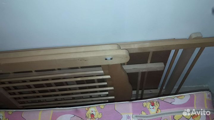 Детская кроватка с маятником