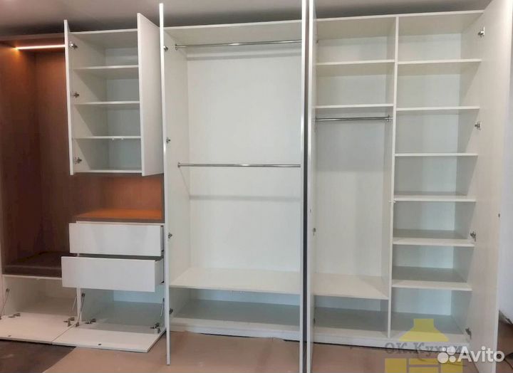 Книжный шкаф