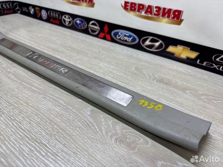 Накладка на порог передняя левая Toyota Harrier