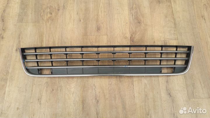 Решетка переднего бампера Volkswagen Touareg NF