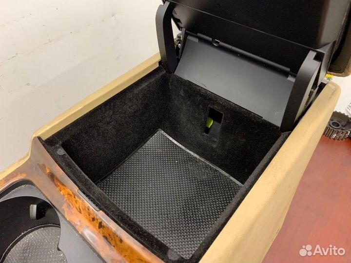 Консоль между сидений Volkswagen Touareg 7L6 BKS