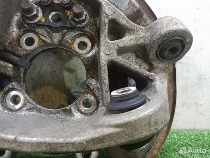 Поворотный кулак задний правый Toyota Mark X седан