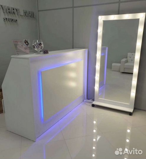 Гримерное зеркало с лампочками