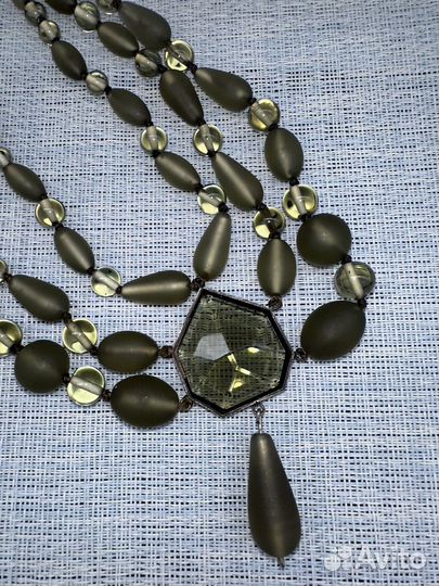 Массивное колье в 3 ряда сатиновое матовое стекло