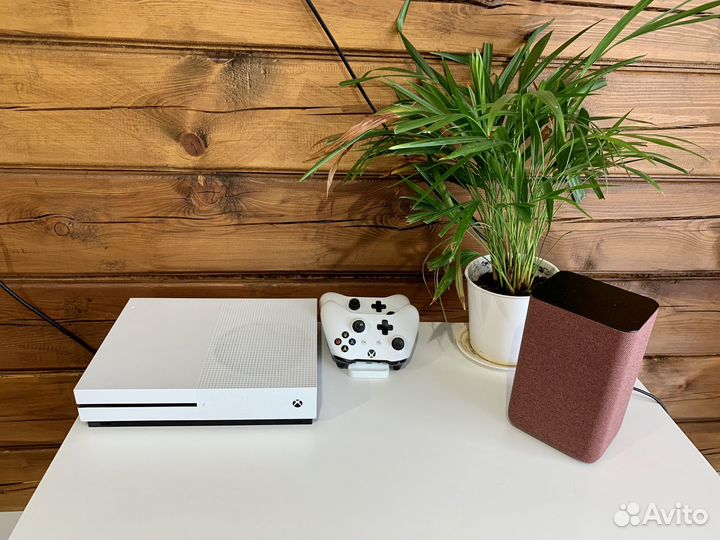 Xbox one s 500gb + 2 геймпада