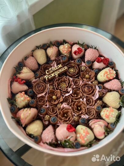 Клубника в шоколаде, букеты из шоколада