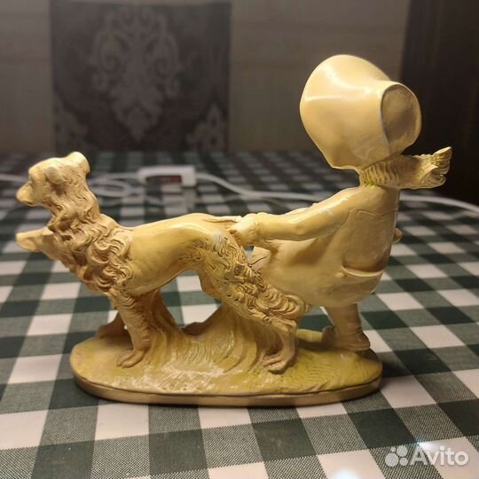 Статуэтка Девочка с собаками борзые