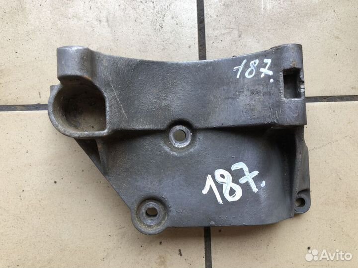 Подушка опора кронштейн Volkswagen Vento