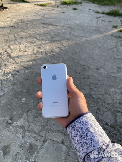 Телефон iPhone 7
