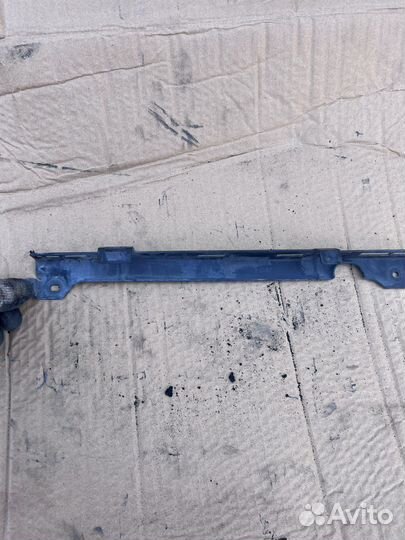 Кронштейн облицовки радиатора Scania 6 2333777